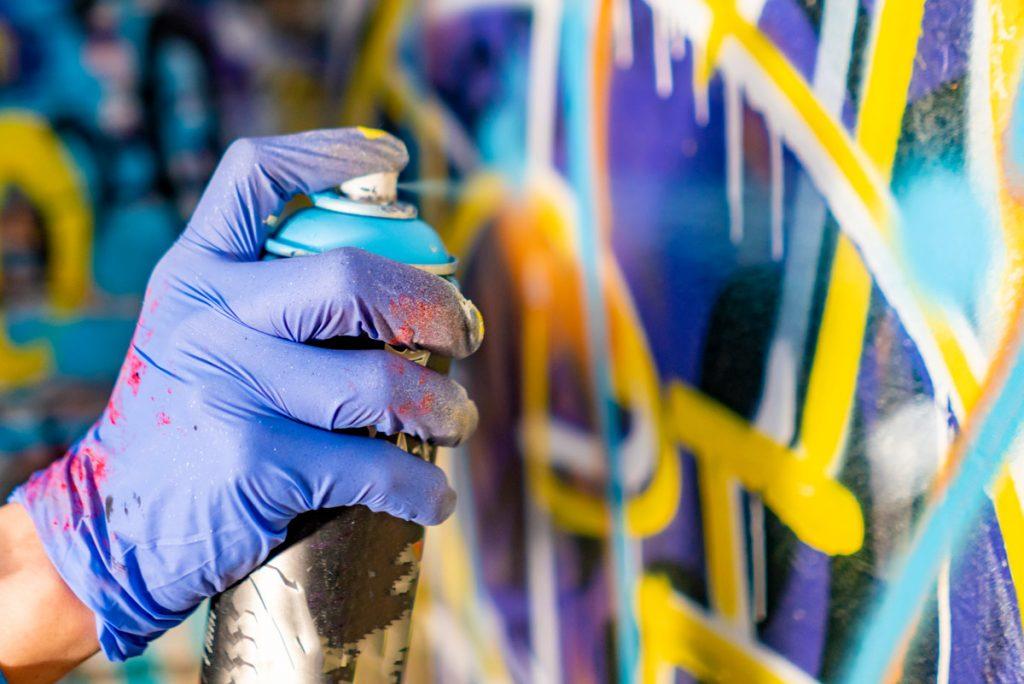Graffiti-Entfernung auf Fassaden und Oberflächen durch die KRUMM GmbH
